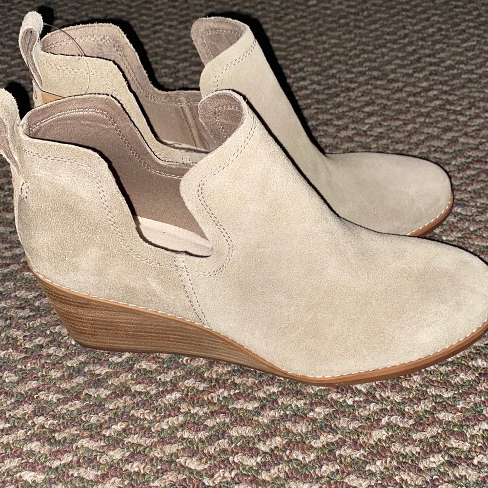 TOMS KALLIE NWT. No box, never worn Size 8.5